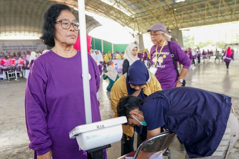 BKKBN berdayakan 6.000 lebih lansia di Bandung lewat sekolah lansia BKKBN berdayakan 6.000 lebih lansia di Bandung lewat sekolah lansia