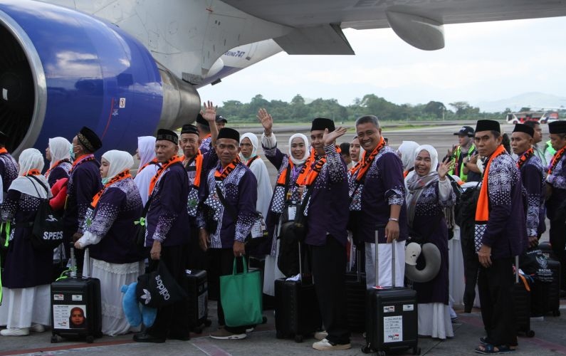 Ada percikan api, pesawat Garuda bawa jamaah calon haji kembali ke bandara