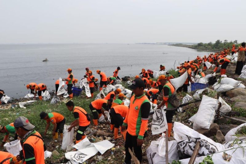 DKI angkut 83 meter kubik sampah dari Pesisir Marunda Kepu DKI angkut 83 meter kubik sampah dari Pesisir Marunda Kepu