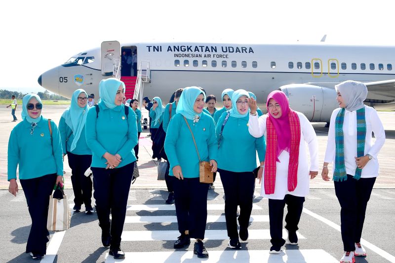 Ibu Negara bersama anggota OASE KIM kunjungan kerja ke NTB Ibu Negara bersama anggota OASE KIM kunjungan kerja ke NTB