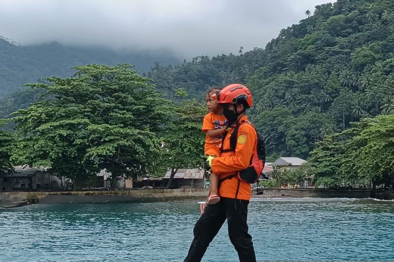 KN SAR Bima Sena evakuasi 109 korban erupsi Gunung Ruang KN SAR Bima Sena evakuasi 109 korban erupsi Gunung Ruang