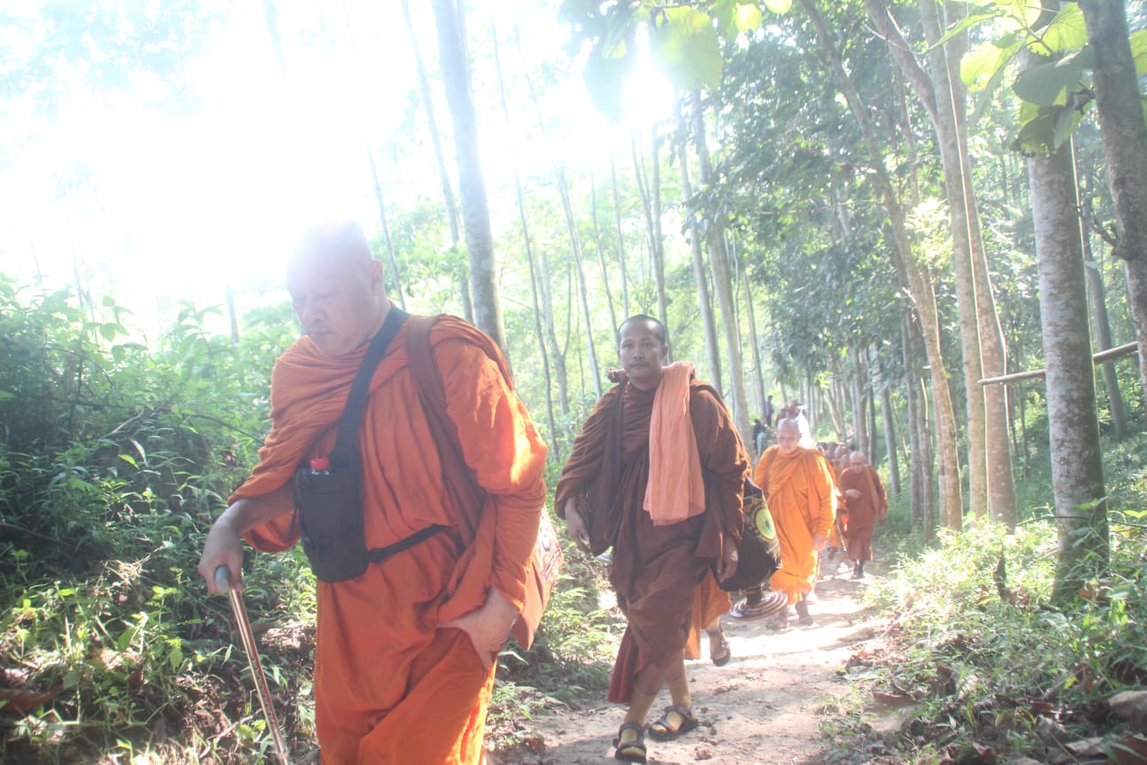 Songsong Waisak, 43 bhikkhu jalan kaki dari Semarang ke Borobudur Songsong Waisak, 43 bhikkhu jalan kaki dari Semarang ke Borobudur