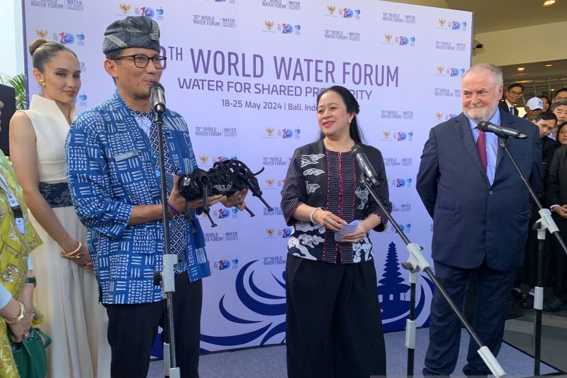 Menparekraf beri Puan suvenir banteng saat World Water Forum Menparekraf beri Puan suvenir banteng saat World Water Forum