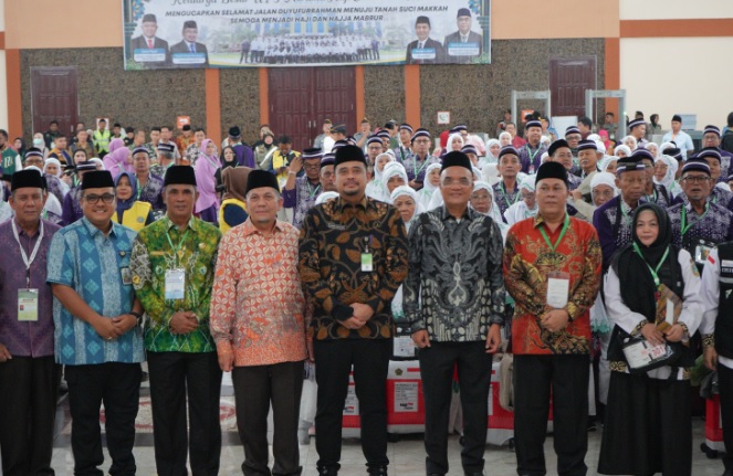 Wali Kota Medan lepas 356 jemaah calon haji Kota Medan Wali Kota Medan lepas 356 jemaah calon haji Kota Medan