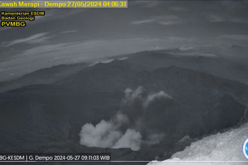 Gunung Dempo hembuskan material erupsi setinggi 300 meter Gunung Dempo hembuskan material erupsi setinggi 300 meter