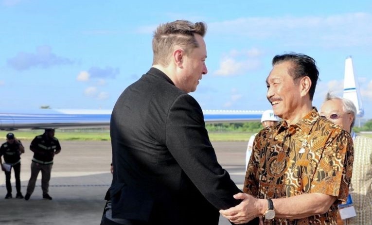 Elon Musk tiba di Bandara I Gusti Ngurah Rai untuk resmikan Starlink Elon Musk tiba di Bandara I Gusti Ngurah Rai untuk resmikan Starlink