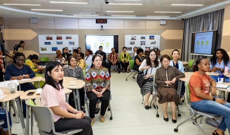 Puan Maharani tinjau kelas pemberdayaan perempuan di China Womens University Puan Maharani tinjau kelas pemberdayaan perempuan di China Womens University