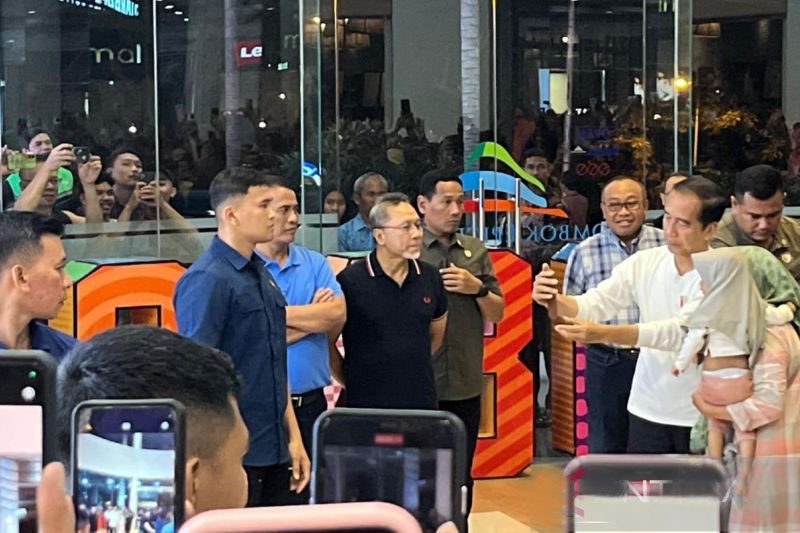 Presiden Jokowi sapa warga saat kunjungi mal di Mataram
