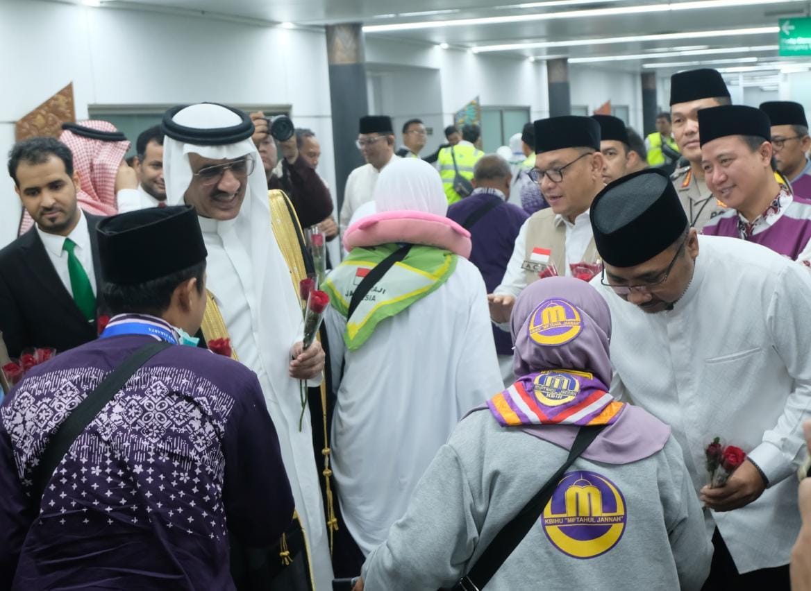 388 jemaah calon haji kloter pertama berangkat ke tanah suci dari Bandara Soetta 388 jemaah calon haji kloter pertama berangkat ke tanah suci dari Bandara Soetta