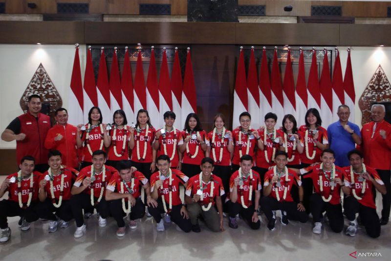Tim Piala Thomas dan Uber kembali ke Indonesia Tim Piala Thomas dan Uber kembali ke Indonesia