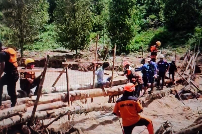 SAR Gabungan evakuasi 10 warga terisolasi terdampak bencana Luwu SAR Gabungan evakuasi 10 warga terisolasi terdampak bencana Luwu