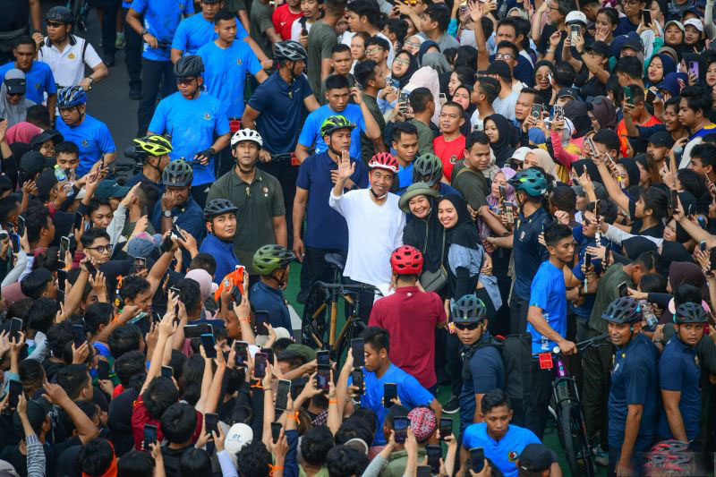 Presiden bersepeda bersama masyarakat di kawasan Sudirman-Thamrin