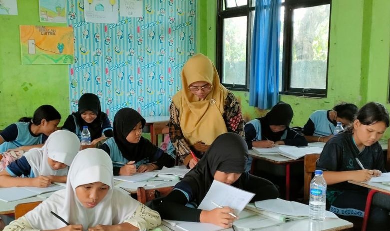 Memikul tanggung jawab renteng pendidikan akhlak Generasi Emas Memikul tanggung jawab renteng pendidikan akhlak Generasi Emas