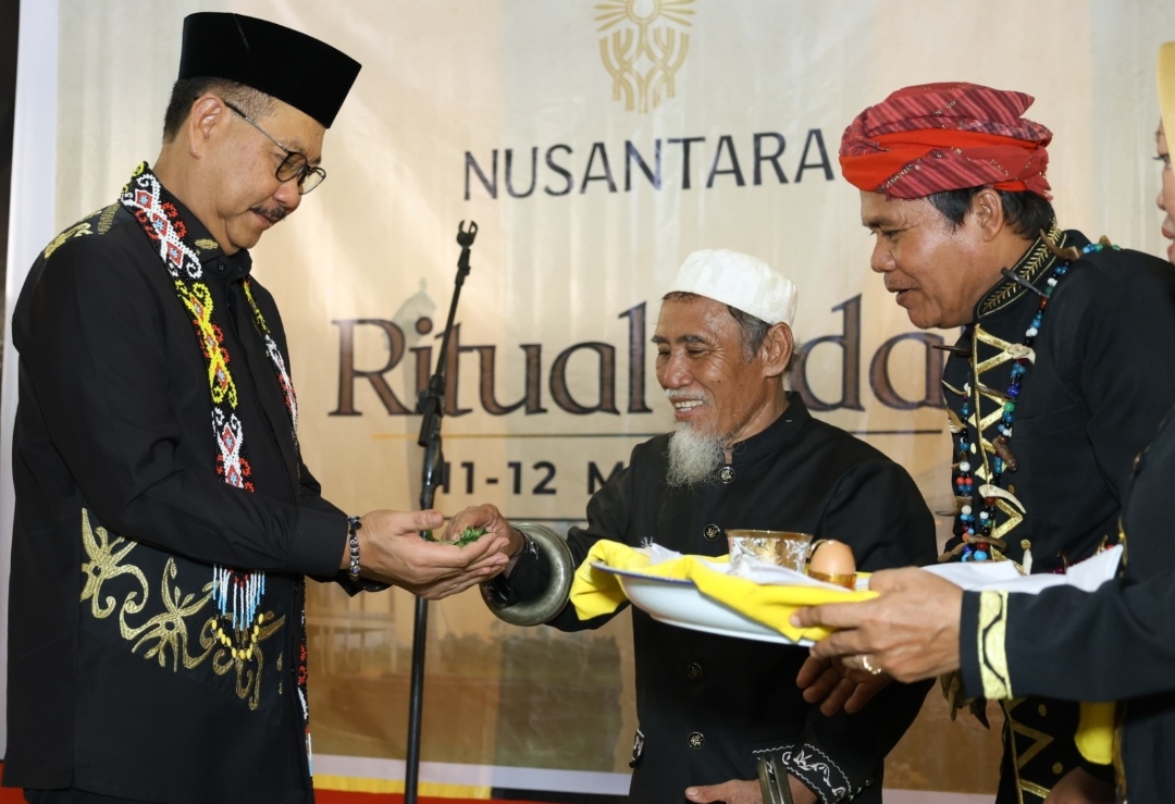 OIKN ikuti ritual adat Dayak dan Paser sebagai restu pembangunan IKN di tanah Kalimantan OIKN ikuti ritual adat Dayak dan Paser sebagai restu pembangunan IKN di tanah Kalimantan