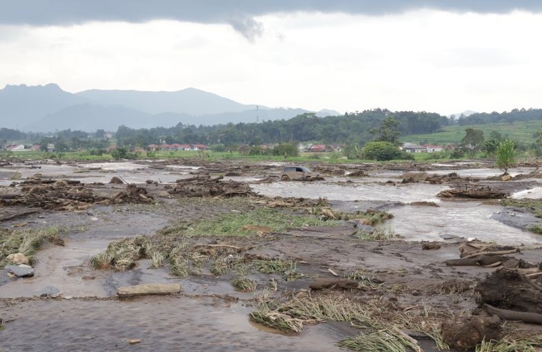 BNPB ledakkan batuan material sisa banjir lahar dingin Gunung Marapi BNPB ledakkan batuan material sisa banjir lahar dingin Gunung Marapi
