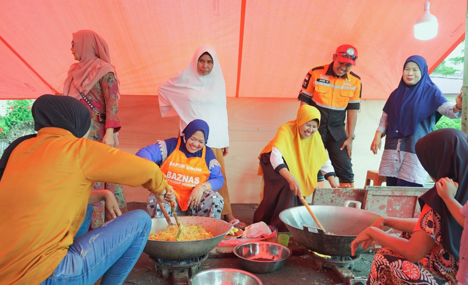 BAZNAS dirikan dapur umum di sejumlah titik bagi korban banjir bandang Sumbar BAZNAS dirikan dapur umum di sejumlah titik bagi korban banjir bandang Sumbar