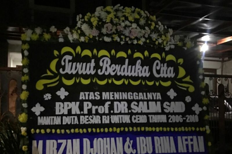 Sejumlah Dubes RI kirim karangan bunga untuk Prof. Salim Said Sejumlah Dubes RI kirim karangan bunga untuk Prof. Salim Said