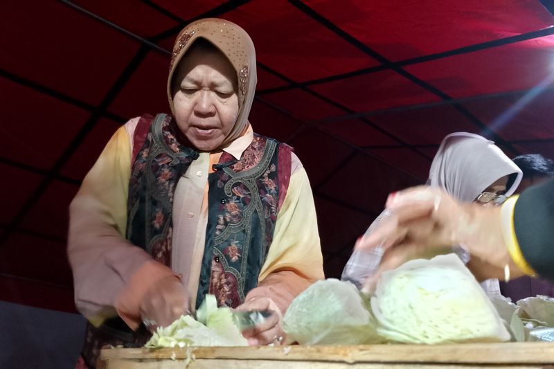 Mensos bantu memasak di dapur pengungsian bencana banjir Sumbar Mensos bantu memasak di dapur pengungsian bencana banjir Sumbar