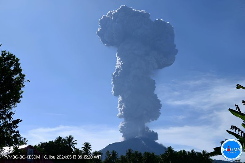 Gunung Ibu melontarkan abu vulkanik setinggi lima kilometer Gunung Ibu melontarkan abu vulkanik setinggi lima kilometer