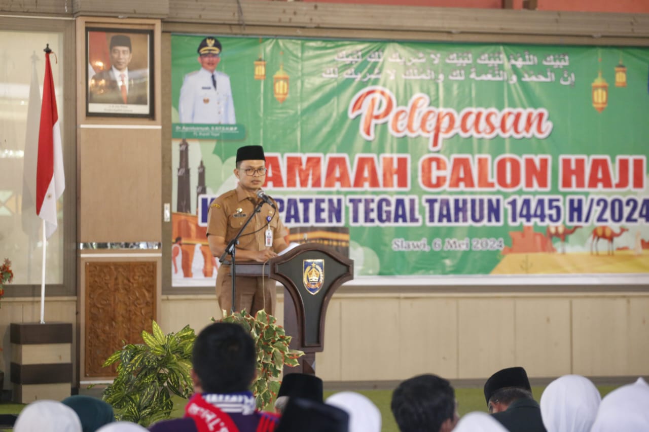 Sekda Amir lepas keberangkatan 1.257 jemaah calon haji Kabupaten Tegal Sekda Amir lepas keberangkatan 1.257 jemaah calon haji Kabupaten Tegal
