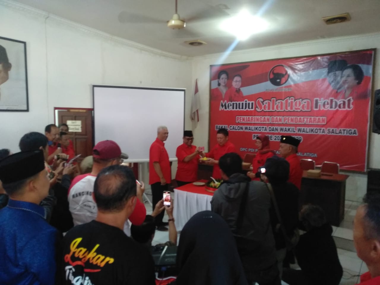 Empat balon wali kota Salatiga ambil formulir penjaringan DPC PDIP Salatiga Empat balon wali kota Salatiga ambil formulir penjaringan DPC PDIP Salatiga