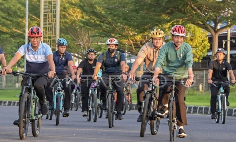 Presiden Jokowi bersepeda pagi keliling Kota Mataram Presiden Jokowi bersepeda pagi keliling Kota Mataram