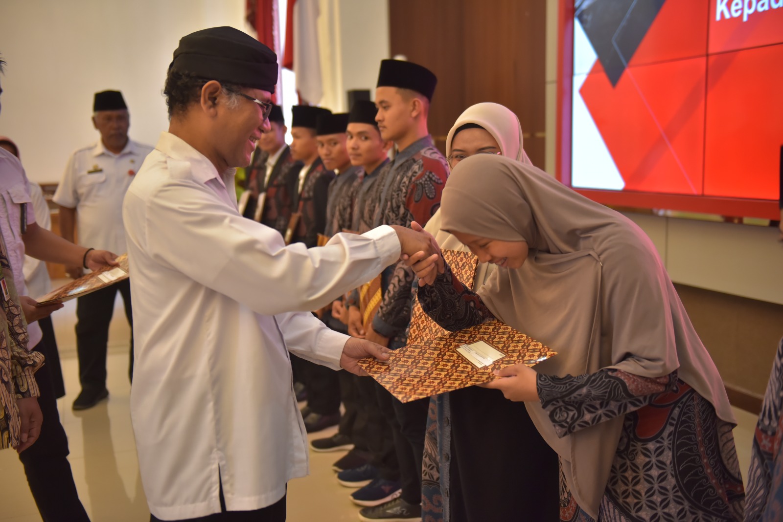 Juara MTQ XXX Provinsi Jawa Tengah terima tali asih dari bupati Juara MTQ XXX Provinsi Jawa Tengah terima tali asih dari bupati
