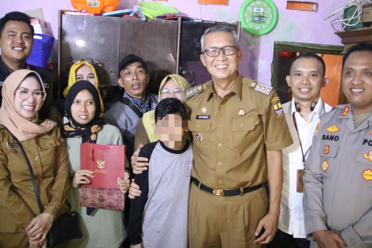 Pj Wali Kota Cirebon serahkan bantuan dari Presiden Jokowi untuk anak yang depresi Pj Wali Kota Cirebon serahkan bantuan dari Presiden Jokowi untuk anak yang depresi