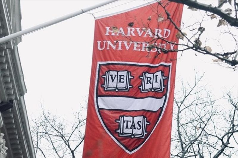 Harvard tahan 13 gelar mahasiswa, ratusan walkout saat wisuda