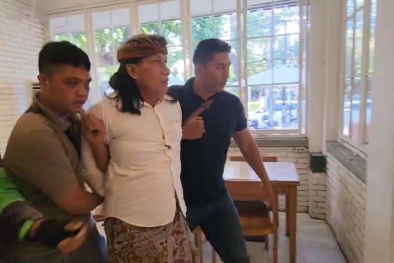 Bendesa Adat Berawa ditetapkan sebagai tersangka oleh kejaksaan Bendesa Adat Berawa ditetapkan sebagai tersangka oleh kejaksaan