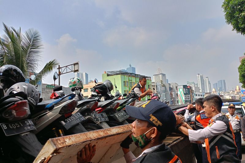 Petugas gabungan tertibkan 27 motor dari parkir liar di Jakpus Petugas gabungan tertibkan 27 motor dari parkir liar di Jakpus