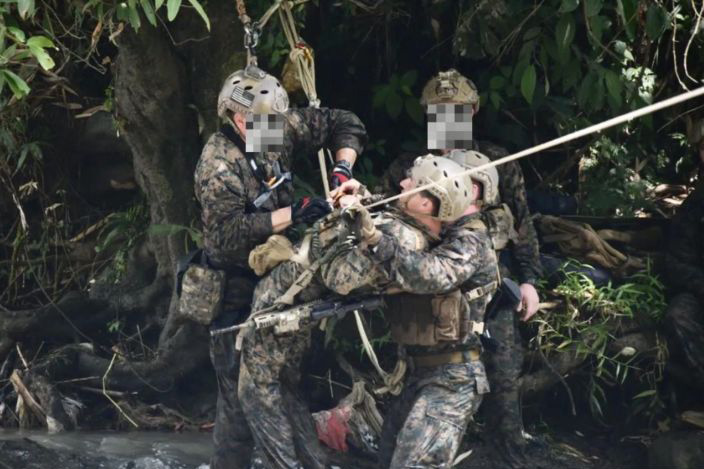 TNI AL dan USMC adakan latihan infiltrasi seberangi sungai di Sukabumi TNI AL dan USMC adakan latihan infiltrasi seberangi sungai di Sukabumi