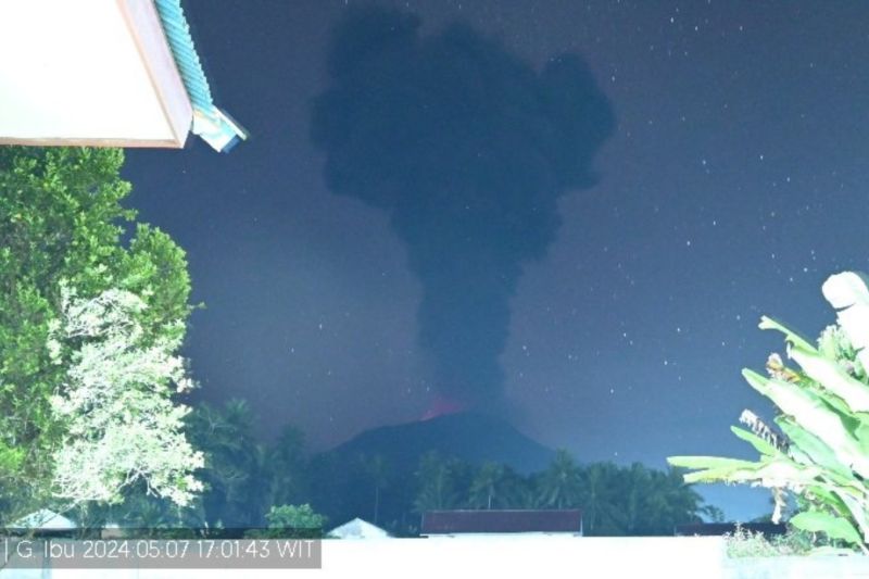 Gunung Ibu di Halmahera erupsi, semburkan abu setinggi 2.000 meter Gunung Ibu di Halmahera erupsi, semburkan abu setinggi 2.000 meter
