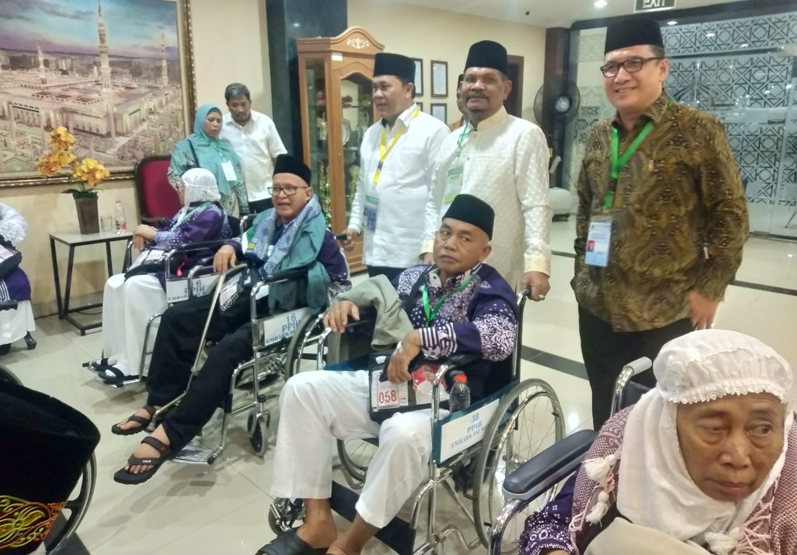 Mantan wali kota Medan lepas JCH Kloter 8 asal Medan dan Tj Balai Mantan wali kota Medan lepas JCH Kloter 8 asal Medan dan Tj Balai
