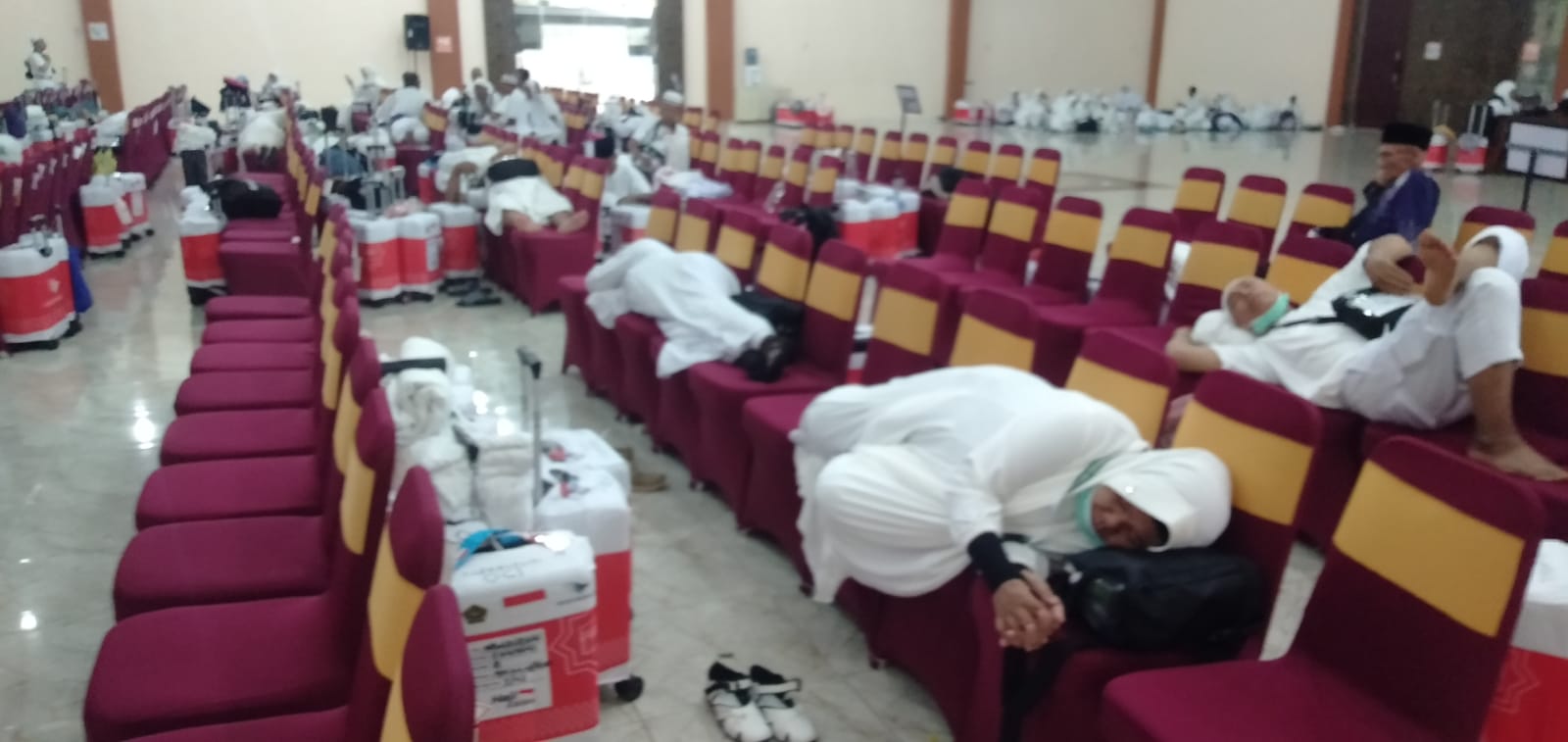 Sempat delay 7 jam, pesawat membawa JCH Kloter 11 akhirnya tiba di Jeddah. Sempat delay 7 jam, pesawat membawa JCH Kloter 11 akhirnya tiba di Jeddah.