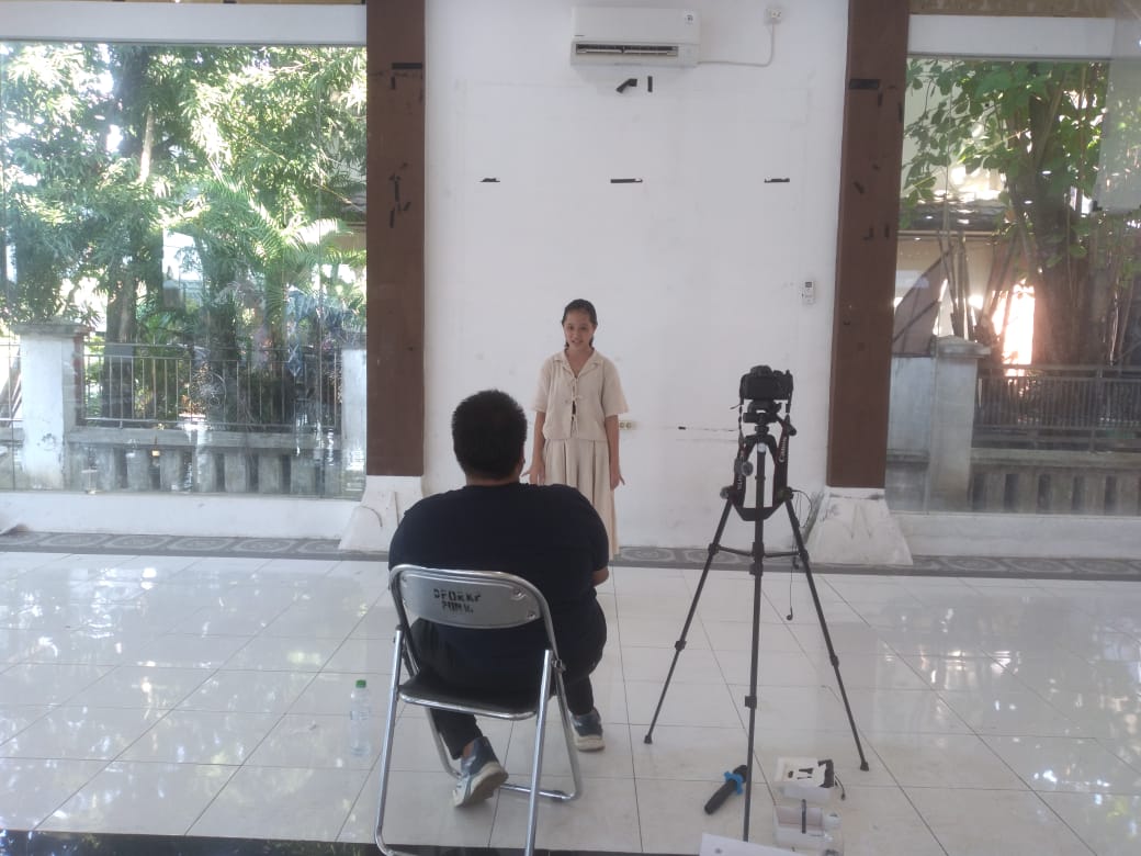 Ratusan warga Kota Cirebon berebut peran dalam film layar lebar Senyum Merah Putih Ratusan warga Kota Cirebon berebut peran dalam film layar lebar Senyum Merah Putih