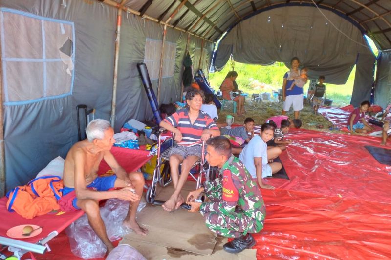 Pengungsi erupsi Gunung Ibu jalani pemeriksaan kesehatan Pengungsi erupsi Gunung Ibu jalani pemeriksaan kesehatan