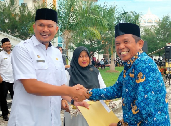 Pj Bupati ambil sumpah dan serahkan SK 305 pegawai PPPK Aceh Utara Pj Bupati ambil sumpah dan serahkan SK 305 pegawai PPPK Aceh Utara