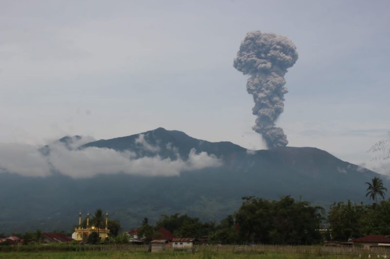 Gunung Marapi kembali erupsi, lontarkan abu setinggi dua kilometer Gunung Marapi kembali erupsi, lontarkan abu setinggi dua kilometer