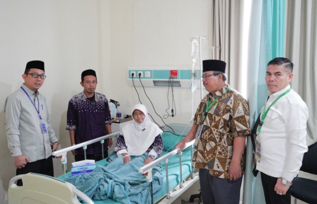 Diketahui sakit, PPIH jenguk jamaah calon haji asal Embarkasi Surabaya