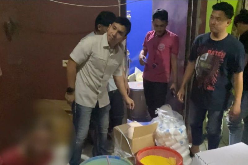 Polisi gerebek rumah industri narkoba dan sita jutaan pil PCC di Bogor Polisi gerebek rumah industri narkoba dan sita jutaan pil PCC di Bogor