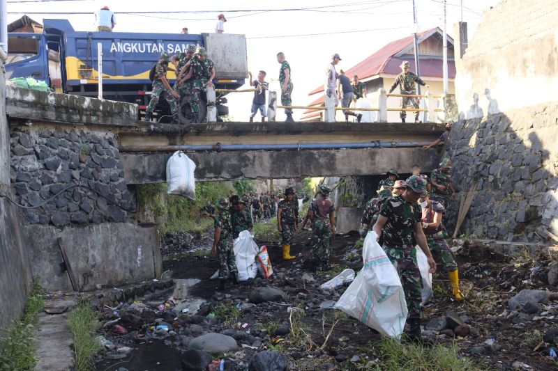 Ratusan prajurit di Ternate dikerahkan bersihkan kali mati
