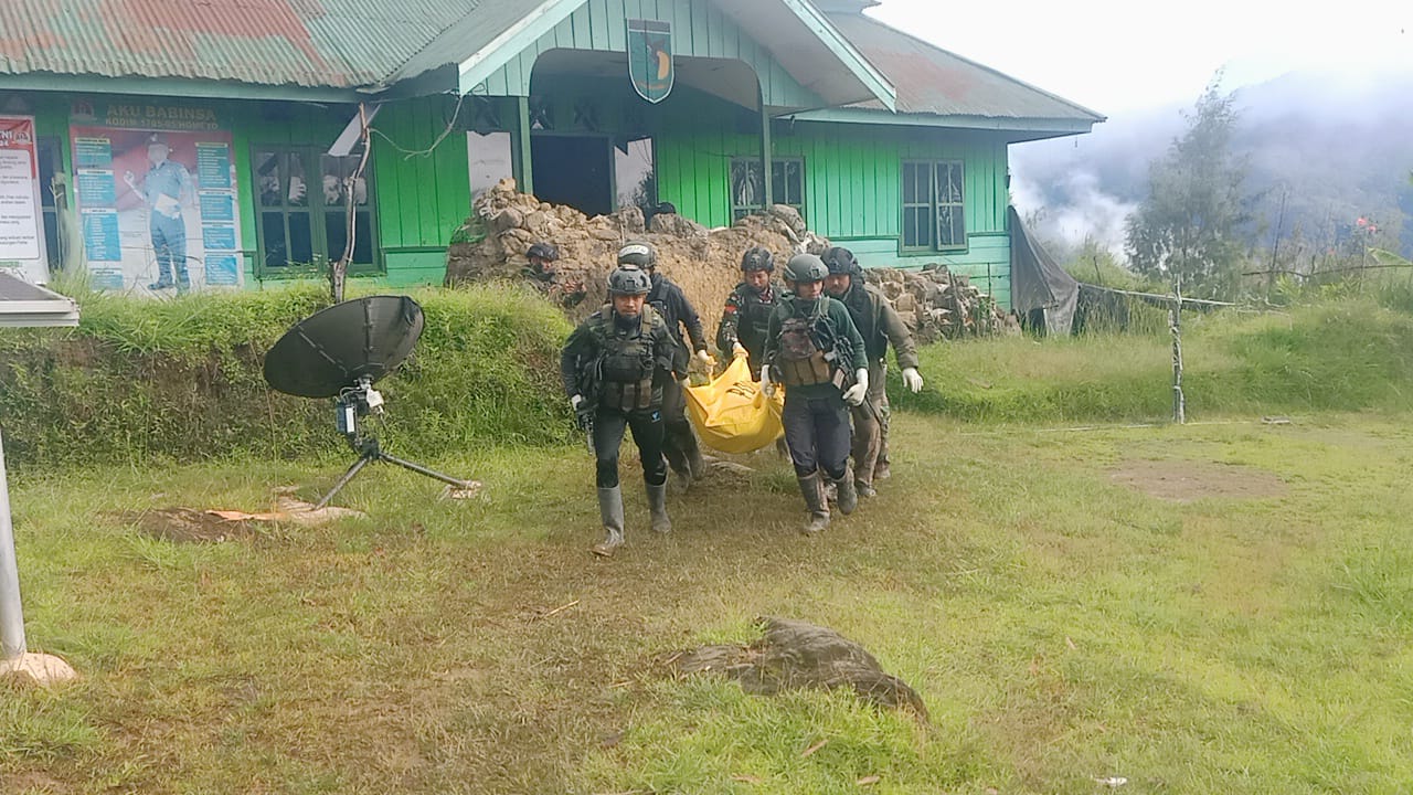 Aparat gabungan TNI Polri berhasil evakuasi jenazah korban penembakan OPM Aparat gabungan TNI Polri berhasil evakuasi jenazah korban penembakan OPM