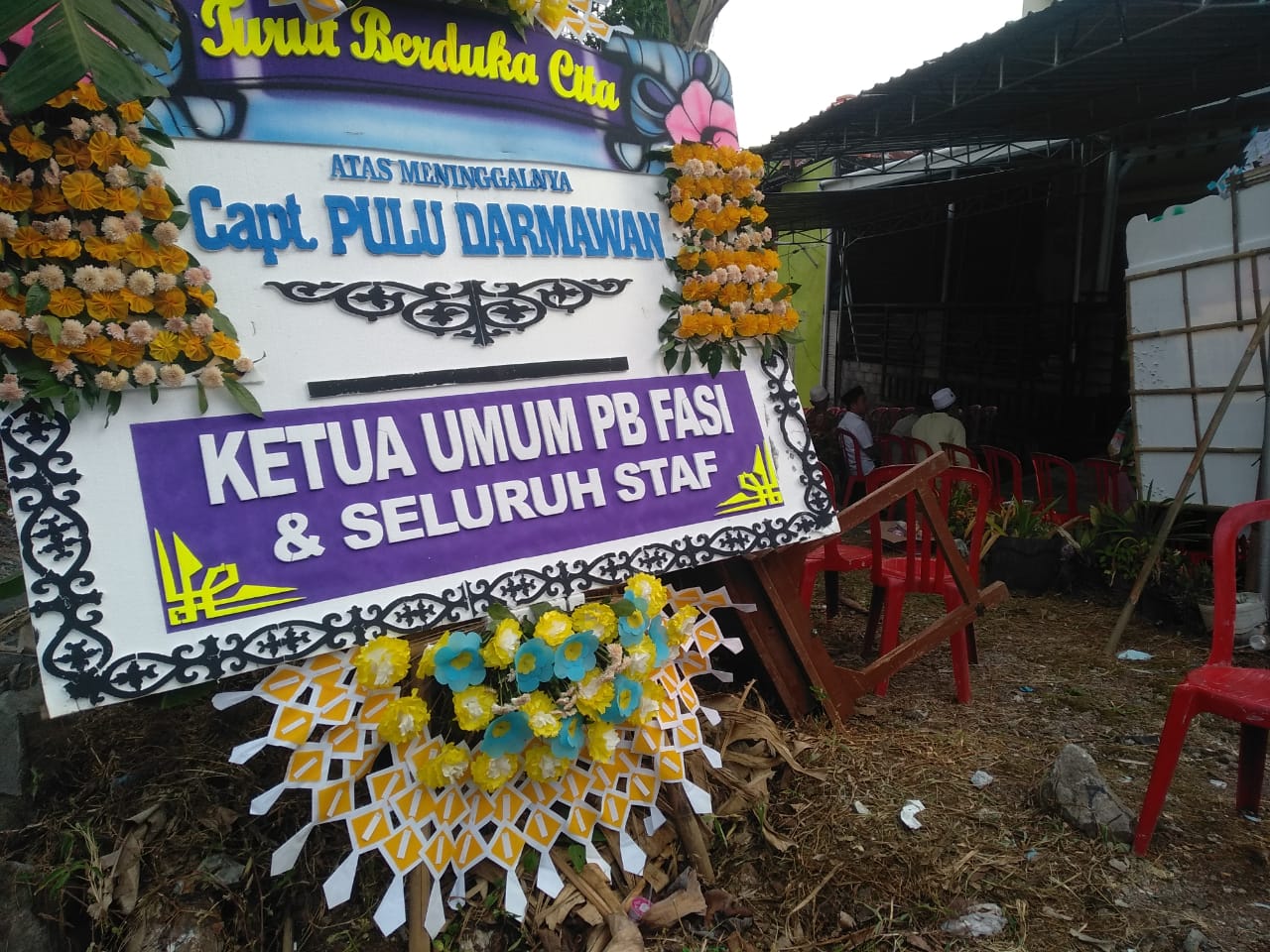 Ratusan pelayat mengantar almarhum Captain Pilot Pulu Darmawan ke pemakaman Ratusan pelayat mengantar almarhum Captain Pilot Pulu Darmawan ke pemakaman