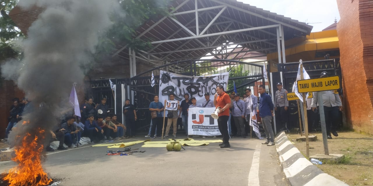 IJTI Banten bersama serikat pers gelar aksi tolak RUU Penyiaran IJTI Banten bersama serikat pers gelar aksi tolak RUU Penyiaran