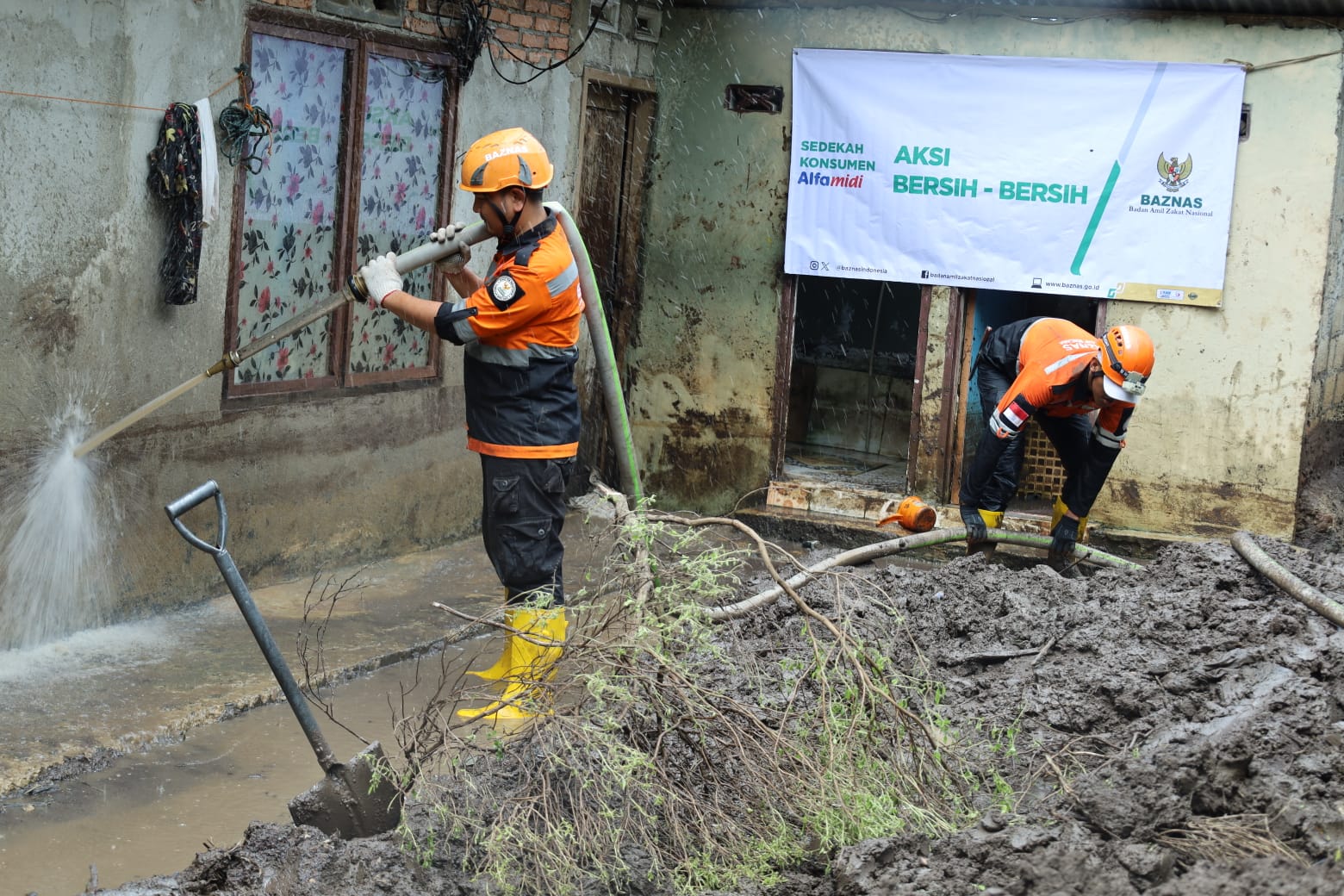 Bantu korban banjir Sumbar, BAZNAS RI lakukan aksi resik dan distribusi air bersih Bantu korban banjir Sumbar, BAZNAS RI lakukan aksi resik dan distribusi air bersih