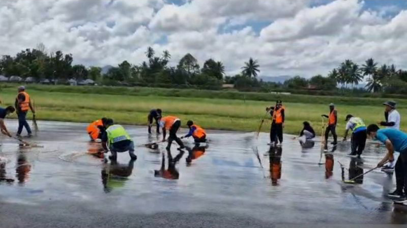 Bandara Samrat pastikan Airside bersih dari abu vulkanik Gunung Ruang Bandara Samrat pastikan Airside bersih dari abu vulkanik Gunung Ruang