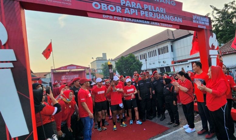 Obor api abadi Mrapen diberangkatkan dari DPD PDIP Jateng ke Jakarta Obor api abadi Mrapen diberangkatkan dari DPD PDIP Jateng ke Jakarta