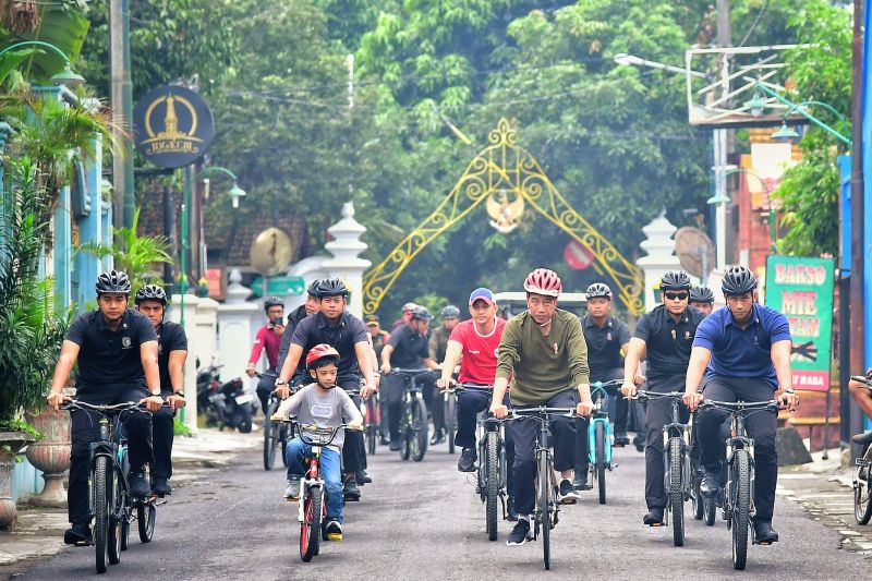 Presiden Jokowi ajak Jan Ethes bersepeda bersama di Yogyakarta Presiden Jokowi ajak Jan Ethes bersepeda bersama di Yogyakarta