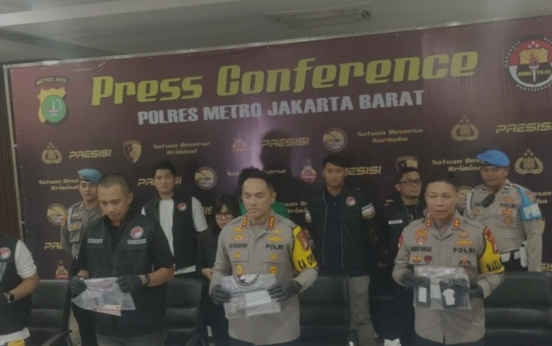 Polisi sita biji ganja dari Yogi Gamblez yang ditangkap bersama Epy Polisi sita biji ganja dari Yogi Gamblez yang ditangkap bersama Epy